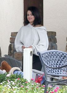 selena-gomez-at-a-rehab-center-in-tennessee-10-13-2016_4.jpg