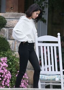 selena-gomez-at-a-rehab-center-in-tennessee-10-13-2016_7.jpg