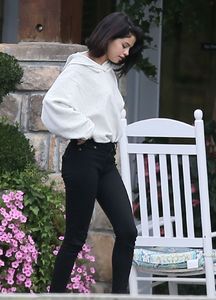 selena-gomez-at-a-rehab-center-in-tennessee-10-13-2016_7.jpg