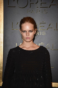 tmp_12269-Gold_Obsession_Party_L_Oreal_Paris_Photocall_I_8ovLmFxH2l-768799711.jpg