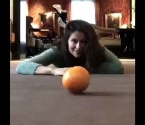 VIDEO – Laetitia Casta, facé­tieuse, lance un défi à Victo­.mp4_snapshot_00.00_[2016.11.20_12.50.52].jpg