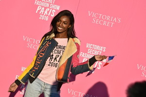 Victoria+Secret+Models+Depart+Paris+2016+Victoria+aCryTCSOw58l.jpg