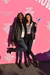 Victoria+Secret+Models+Depart+Paris+2016+Victoria+N3g84MNbZPSl.jpg