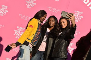 Victoria+Secret+Models+Depart+Paris+2016+Victoria+qACMyNqiiJYl.jpg