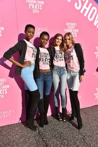 Victoria+Secret+Models+Depart+Paris+2016+Victoria+RuhKg3T7mgbl.jpg