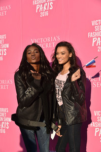 Victoria+Secret+Models+Depart+Paris+2016+Victoria+TMKk_8E4aqCl.jpg