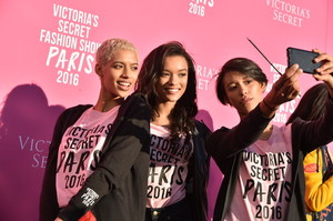 Victoria+Secret+Models+Depart+Paris+2016+Victoria+UVHmS6aW3mwl.jpg