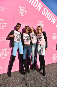 Victoria+Secret+Models+Depart+Paris+2016+Victoria+xY9XPb3yuJ6l.jpg