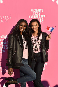 Victoria+Secret+Models+Depart+Paris+2016+Victoria+ZOAlRslveoUl.jpg