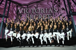 Gigi+Hadid+2016+Victoria+Secret+Fashion+Show+L7qV8PceT2nx.jpg