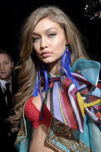 Gigi+Hadid+2016+Victoria+Secret+Fashion+Show+OgwNSLc3J7nx.jpg
