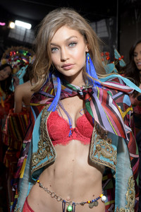 Gigi+Hadid+2016+Victoria+Secret+Fashion+Show+v4PSi7nfG3Zx.jpg