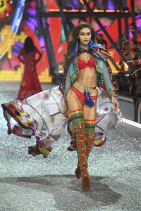 Gigi+Hadid+2016+Victoria+Secret+Fashion+Show+3VThnPcOeA2x.jpg