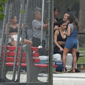 Adriana-Lima--On-set-for-a-Victoria-Secret-sport-fashion-shoot--19.jpg