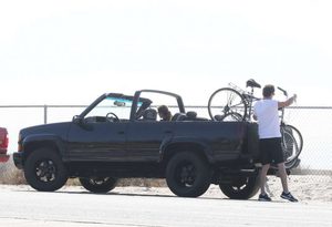 Cindy-Crawford-rides-her-bike--06-662x454.jpg