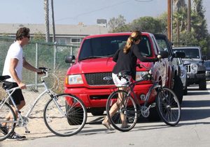 Cindy-Crawford-rides-her-bike--07-662x467.jpg