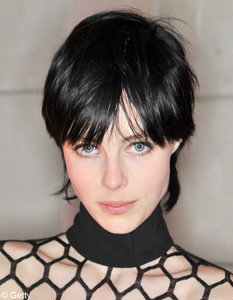 Edie-Campbell-et-sa-coupe-courte-noir-ebene_elle.jpg