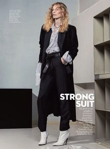 Julia-Nobis-Vogue-Australia-Sebastian-Kim-01-620x839.jpg