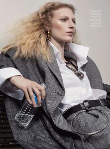 Julia-Nobis-Vogue-Australia-Sebastian-Kim-02-620x841.jpg