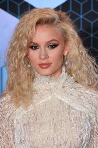 Zara-Larsson--2016-MTV-Europe-Music-Awards--02.jpg