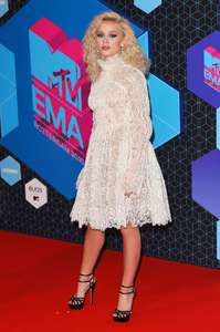 Zara-Larsson--2016-MTV-Europe-Music-Awards--04.jpg