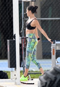 adriana-lima-workout-in-miami-photos-22-jpg-1.jpg