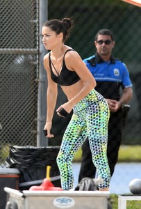 adriana-lima-workout-in-miami-photos-23-jpg-1.jpg