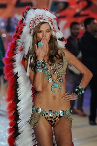 and-karlie-kloss-as-a-native-american-chief-for-thanksgiving.jpg