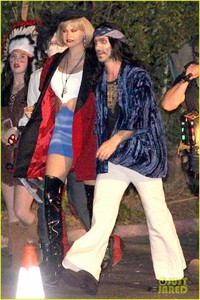 behati-prinsloo-dresses-as-pretty-woman-for-halloween-adam-levine-01.jpg