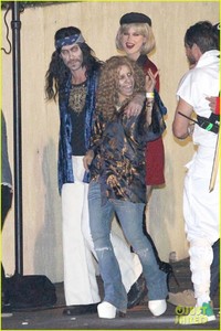 behati-prinsloo-dresses-as-pretty-woman-for-halloween-adam-levine-11.jpg