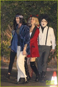 behati-prinsloo-dresses-as-pretty-woman-for-halloween-adam-levine-12.jpg