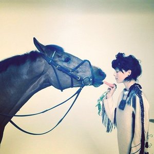 edie-campbell-horse-instagrams-03.jpg