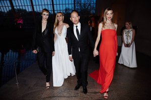 edie_metgala_4may15_vogue_03_TJ-RECEIVING_0726_f.jpg