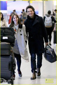 felicity-jones-holds-hands-with-boyfriend-charles-guard-at-jfk-03.jpg