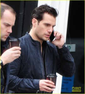 henry-cavill-grabs-coffee-london-03.jpg