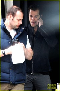 henry-cavill-grabs-coffee-london-04.jpg