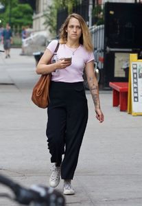 jemima-kirke-out-in-new-york-06-27-2016_10.jpg