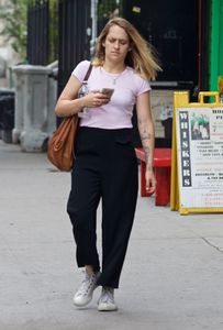 jemima-kirke-out-in-new-york-06-27-2016_6.jpg