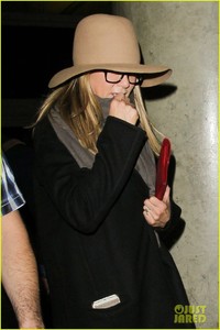 jennifer-aniston-covers-up-while-arriving-back-in-la-01.jpg