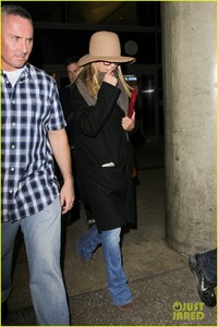 jennifer-aniston-covers-up-while-arriving-back-in-la-02.jpg