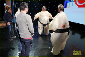 jennifer-aniston-reveals-how-justin-theroux-surprised-her-on-thanksgiving-01.jpg