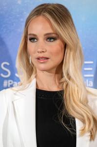 jlaw301116ZNimage8.jpg