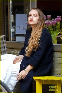 lena-dunham-somber-scene-on-girls-set-02.jpg