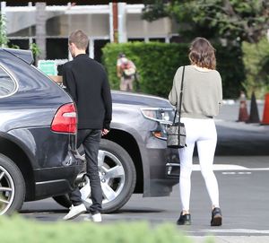 miranda-kerr-out-shopping-in-hollywood-10-30-2016_8.jpg