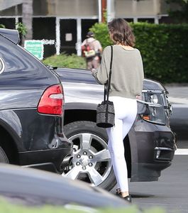 miranda-kerr-out-shopping-in-hollywood-10-30-2016_9.jpg