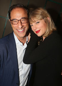 tswift261116ZNimage74.jpg