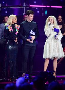 zara-larsson-mtv-europe-music-awards-2016-110616-image-020.jpg