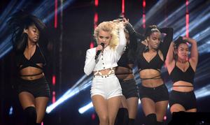 zara-larsson-mtv-europe-music-awards-2016-110616-image-027.jpg