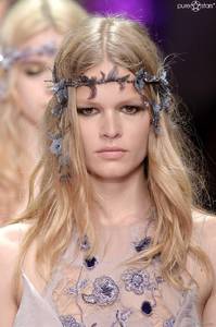 1496285-anna-ewers-bei-versace-am-5-juli-950x0-1.jpg