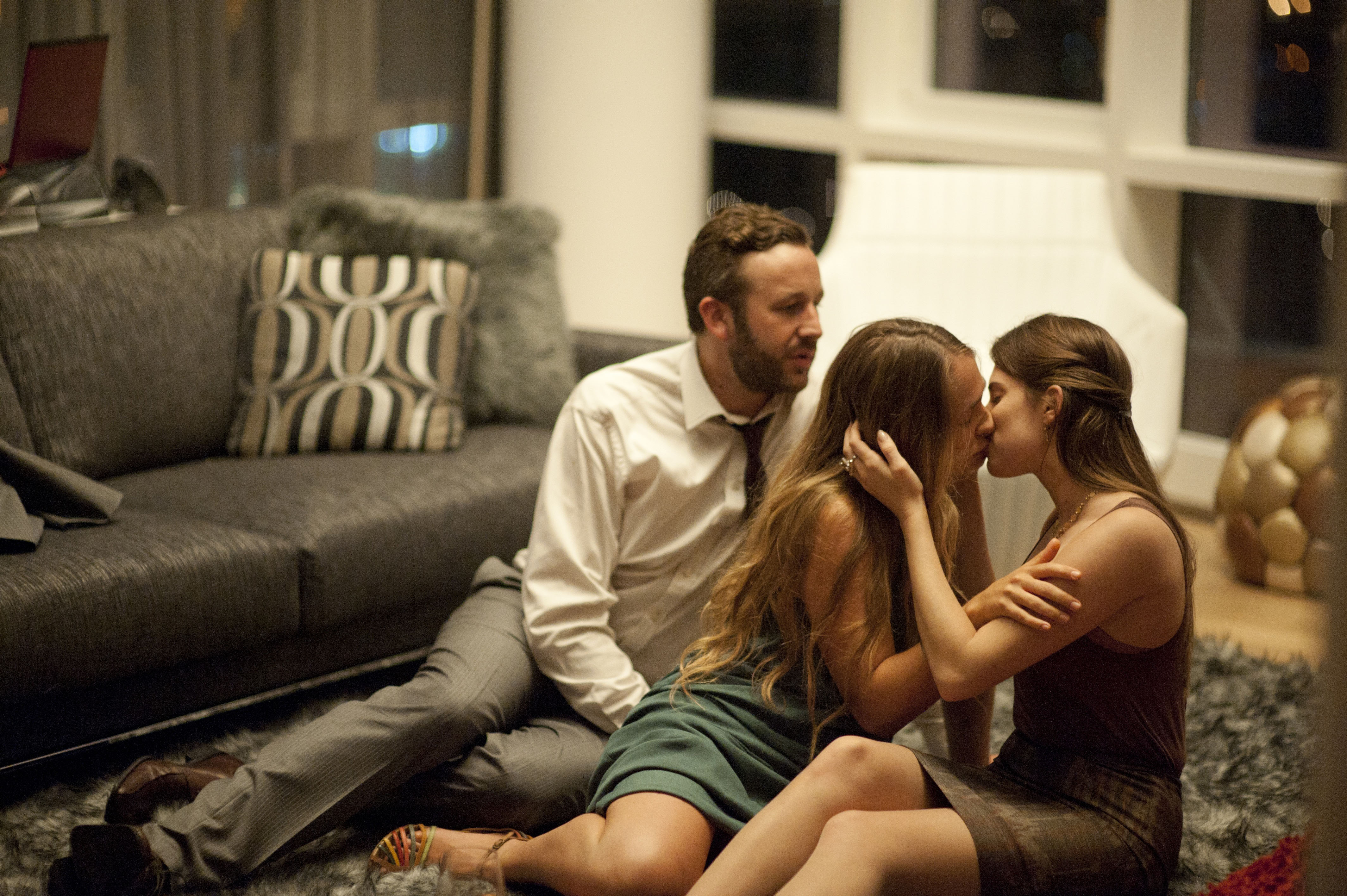 Домашнее две девушки и парень sex